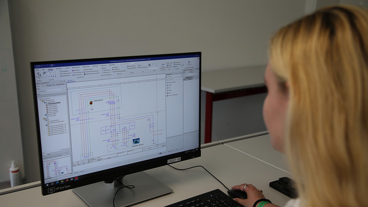 Schülerin der 4. Klasse der Elektrotechnik HTL Wels beim Erstellen eines Stromlaufplans