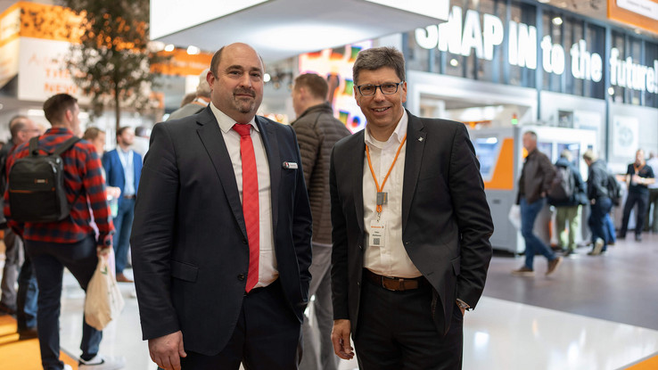 Volker Bibelhausen, Weidmüller (r.) und Sebastian Seitz, EPLAN (l.) freuen sich über die Kooperation im Rahmen des EPLAN Partner Network